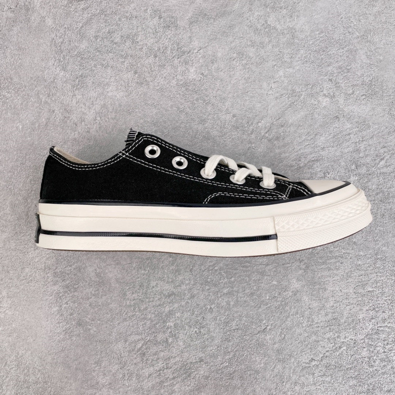 ブラックのロートップ(ワンサイズ大きめ)