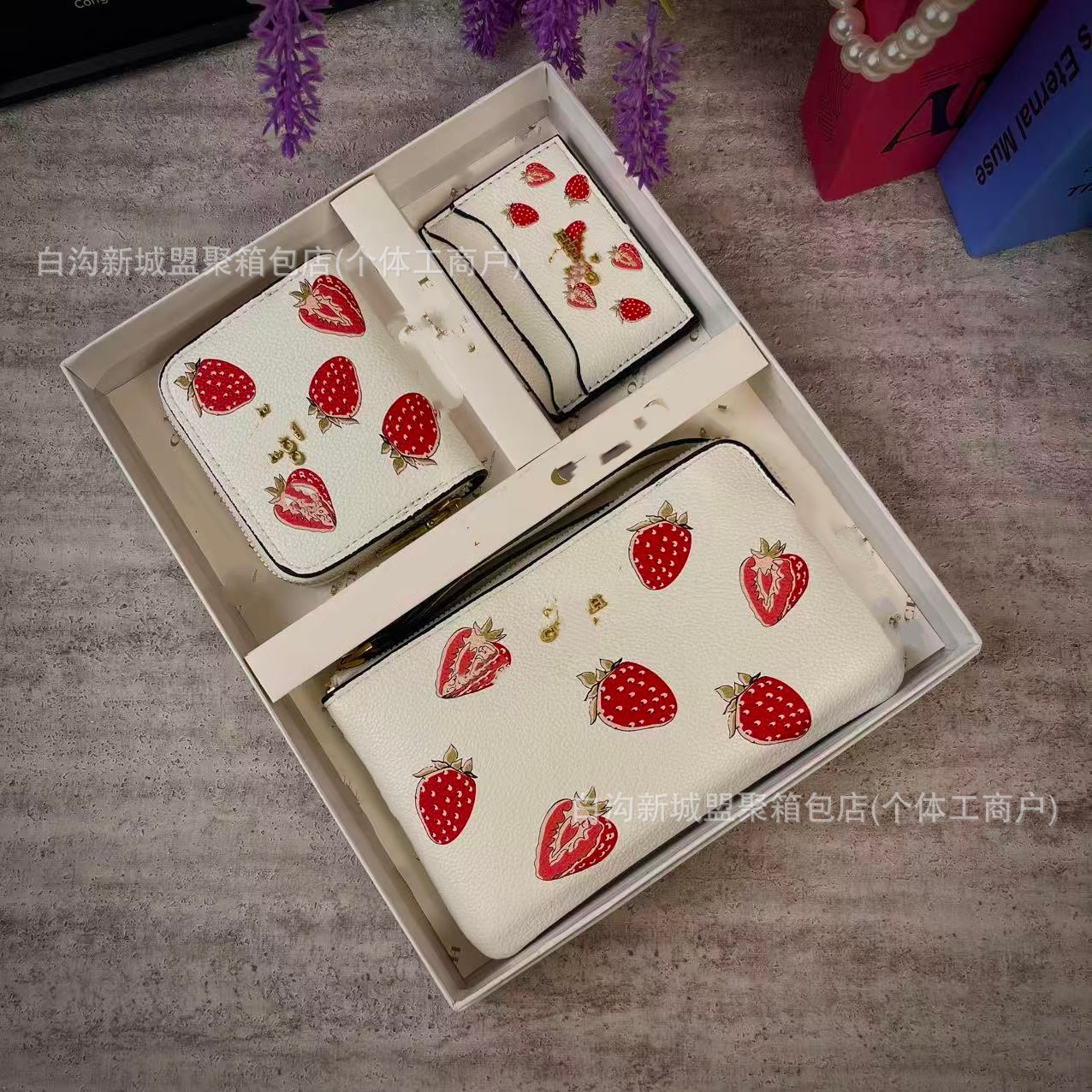 小さなイチゴの白