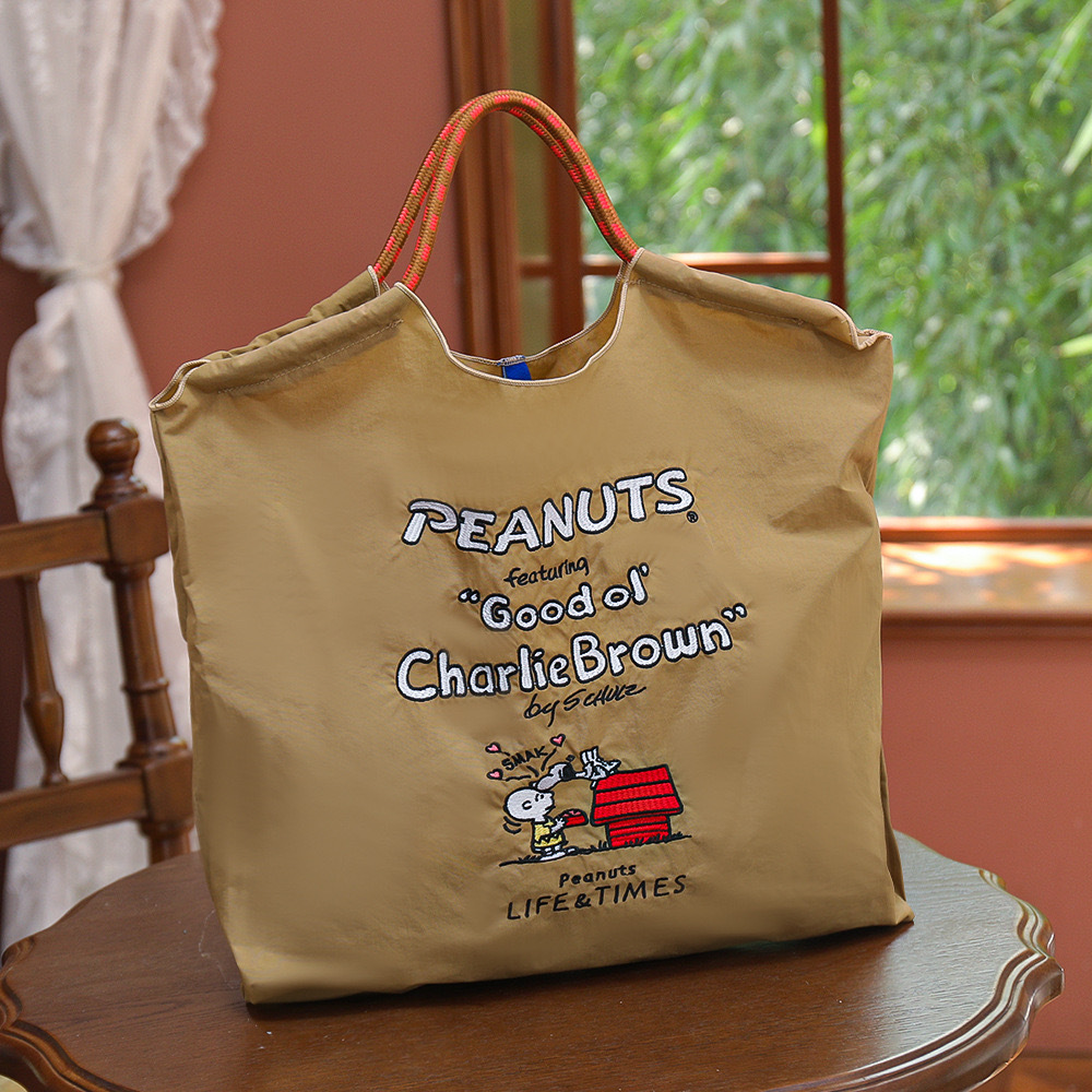 カーキ スヌーピー キス