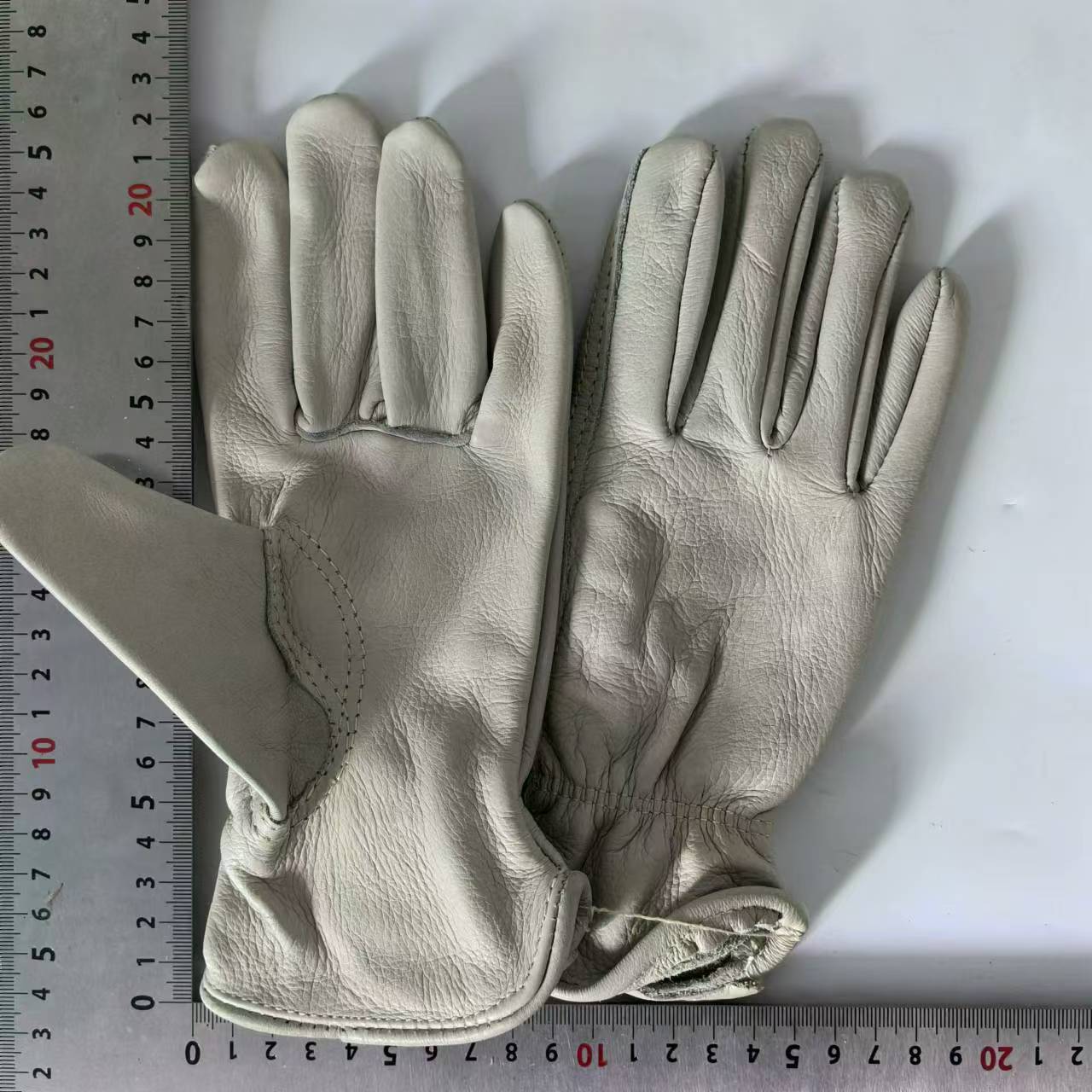 ペットの最上層の皮で遊ぶ子供たち