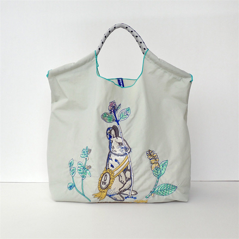 【刺繍金】薄い灰色のバッジウサギ