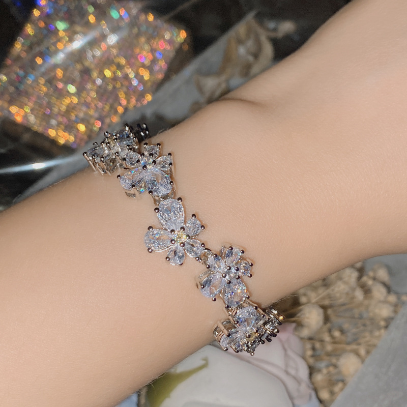 不規則な花のブレスレット