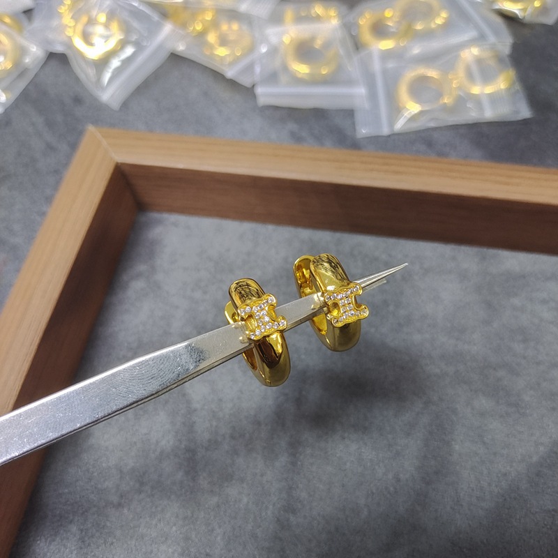 フープロゴダイヤモンドピアス