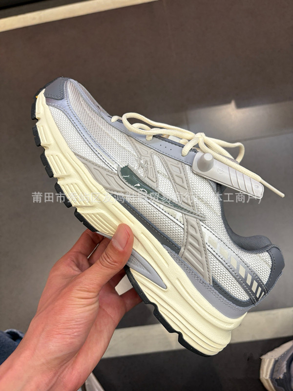 I オフホワイト HQ1179-001