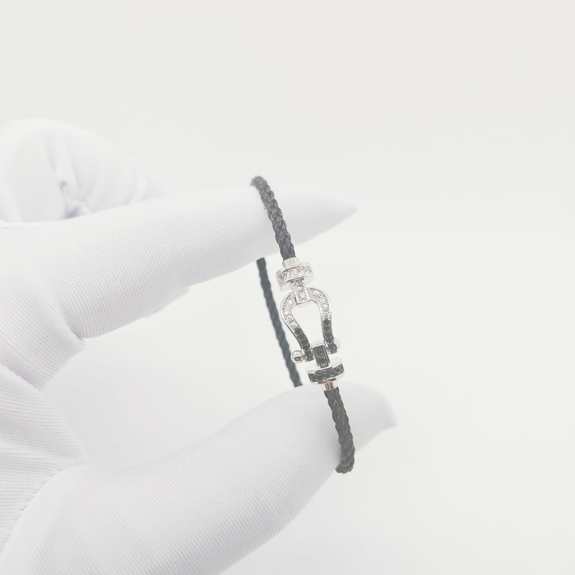 ミディアムホースシューバックル プラチナパンダ ブラックロープ