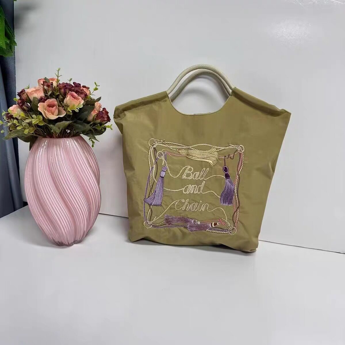 カーキのタッセルフレーム