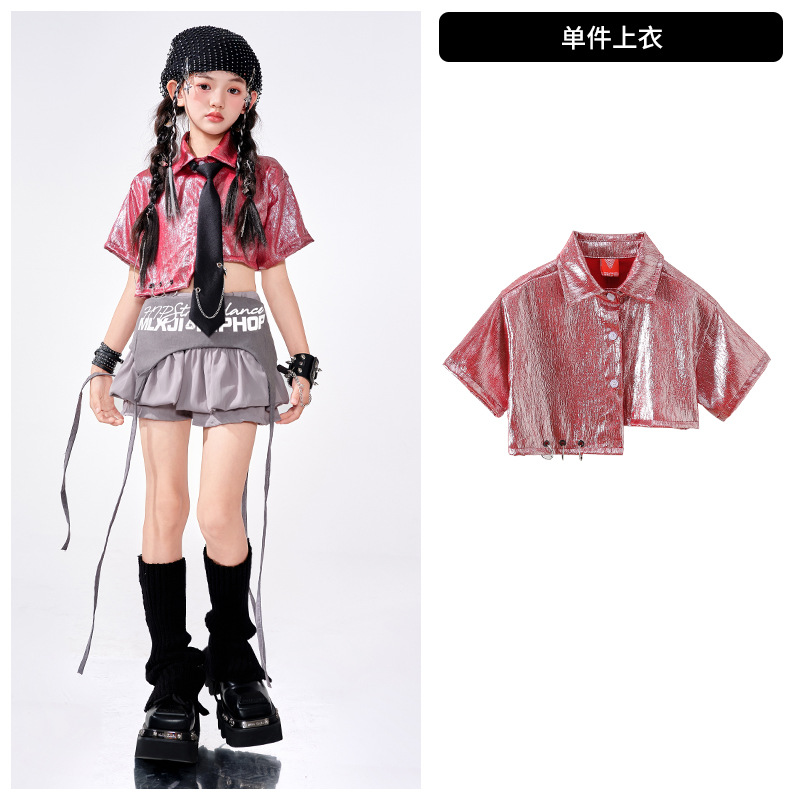 ピンクの光沢のあるトップ