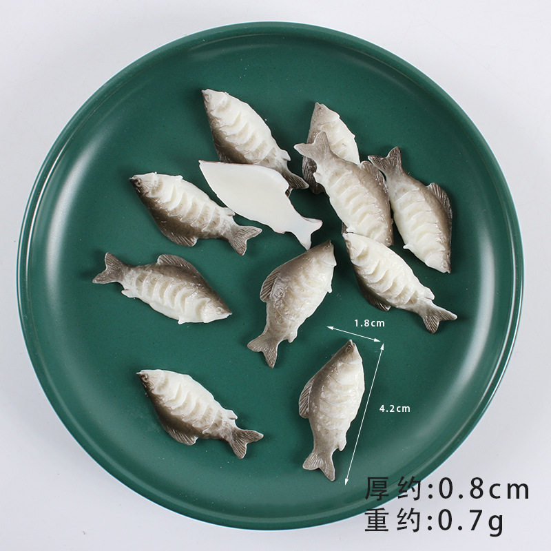 4.2cmのグレーと白の鯉 1匹