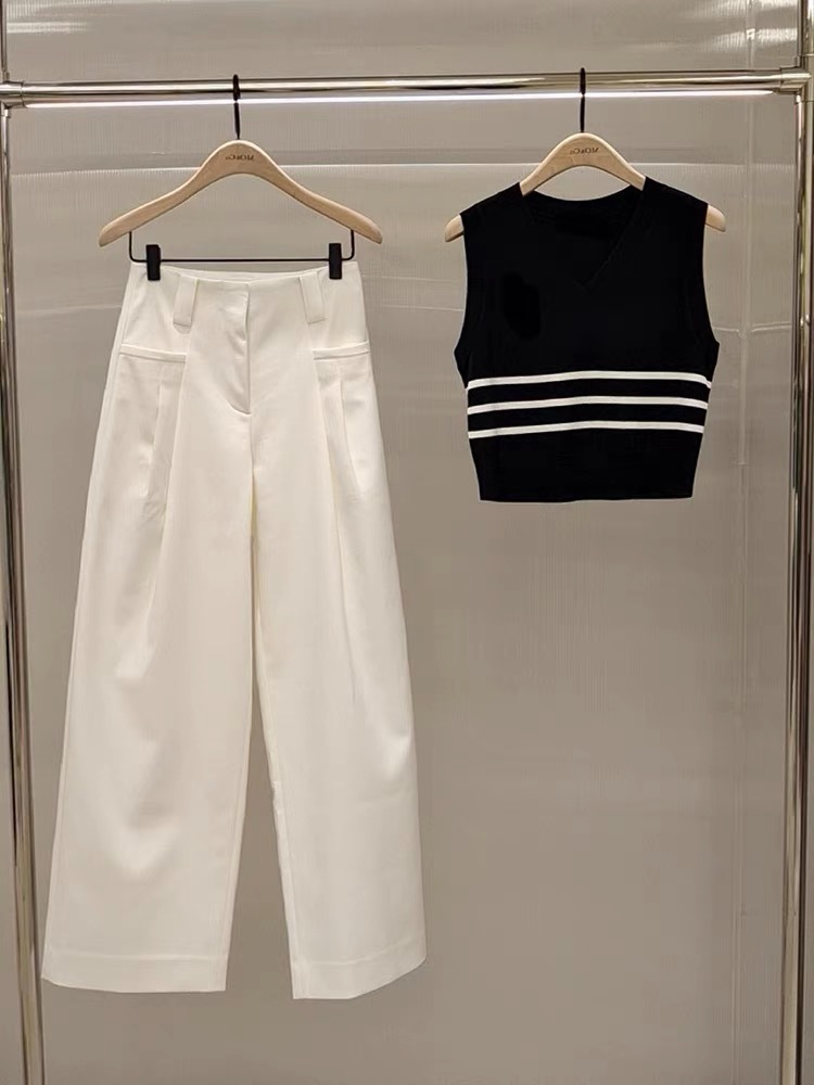 黒のニットトップ + 白のカジュアルパンツ