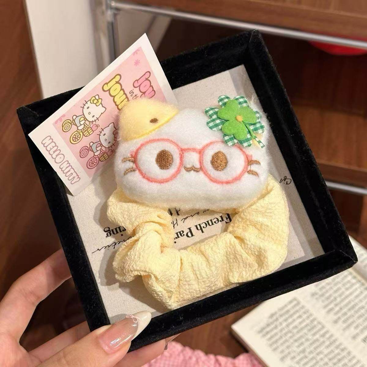 7008 四つ葉のクローバー招き猫ヘアゴム・メガネ風