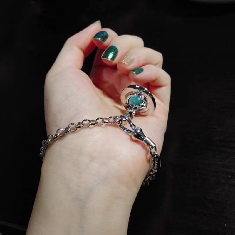 銀色の水色のビーズ