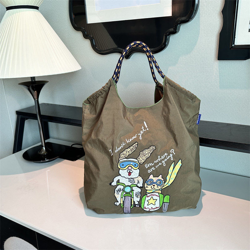 オリーブグリーンのバイクウサギ