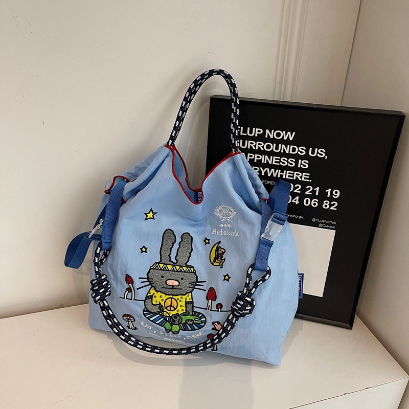 ウサギのライトブルー