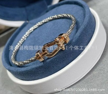 ミディアム ローズゴールドの光沢のあるグレーのスチール ロープ