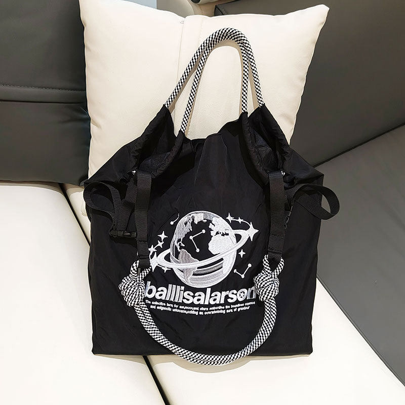 アースブラック（ストラップを除く）