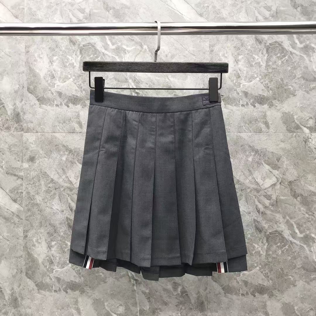前が短く後ろが長いスカート グレー