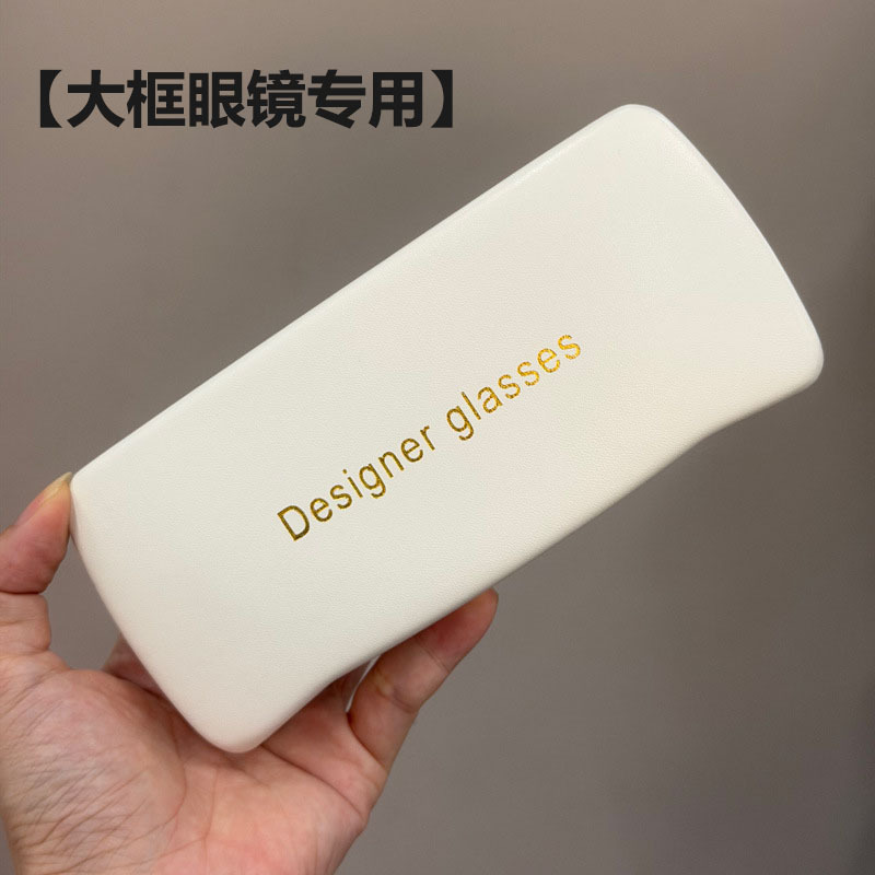 大きな白い革の箱