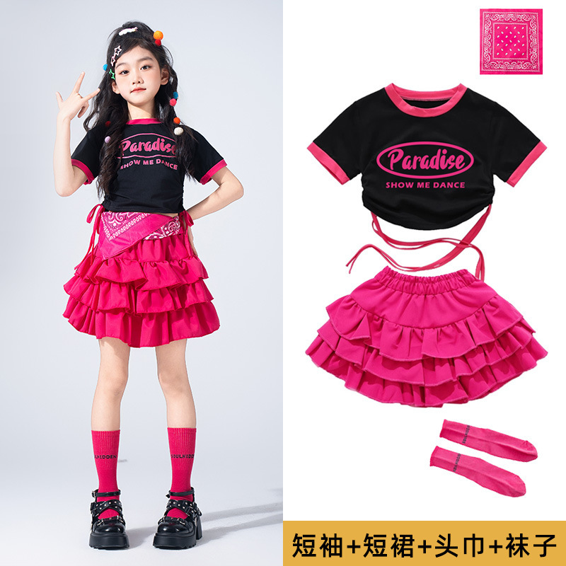 女の子—黒の T + 赤いスカート + スカーフ + ソックス