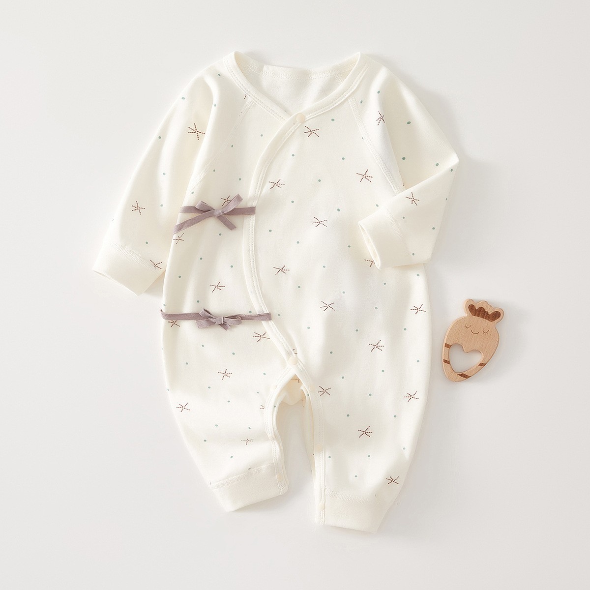 Qiの花が全面にプリントされた春と秋の蝶の服