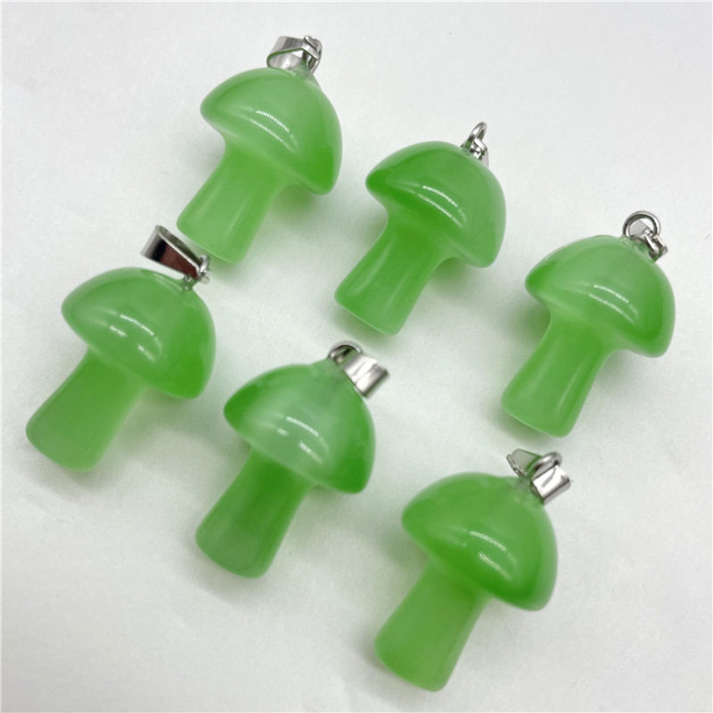 ライトグリーン (猫目石)