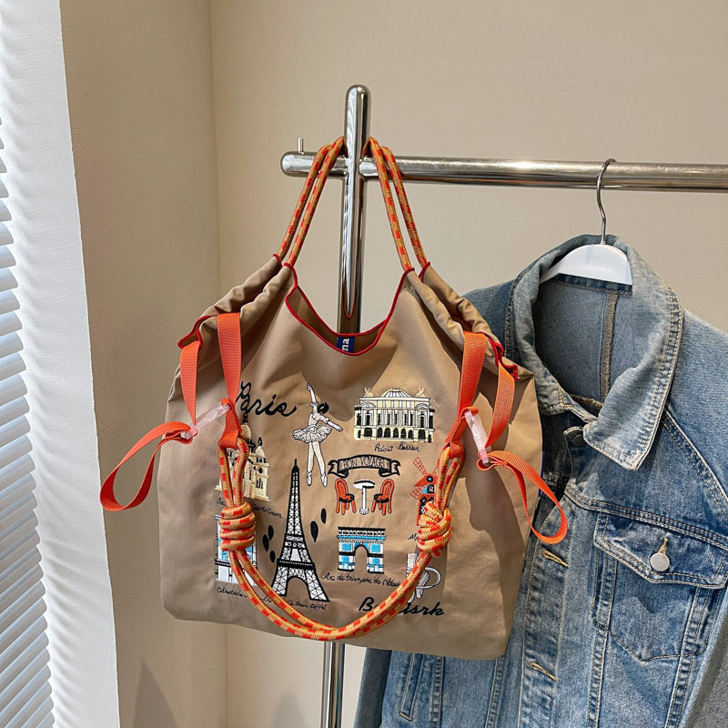 カーキ色のタワー