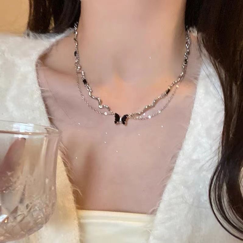 黒い蝶のネックレス