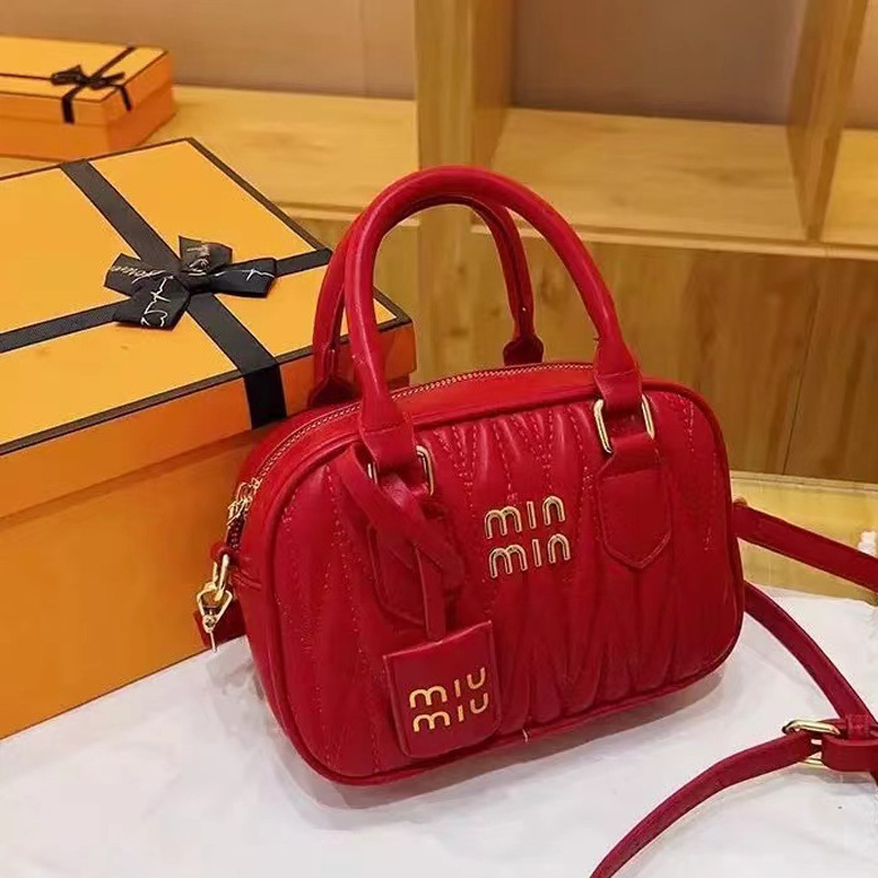 赤いギフトボックスの包装