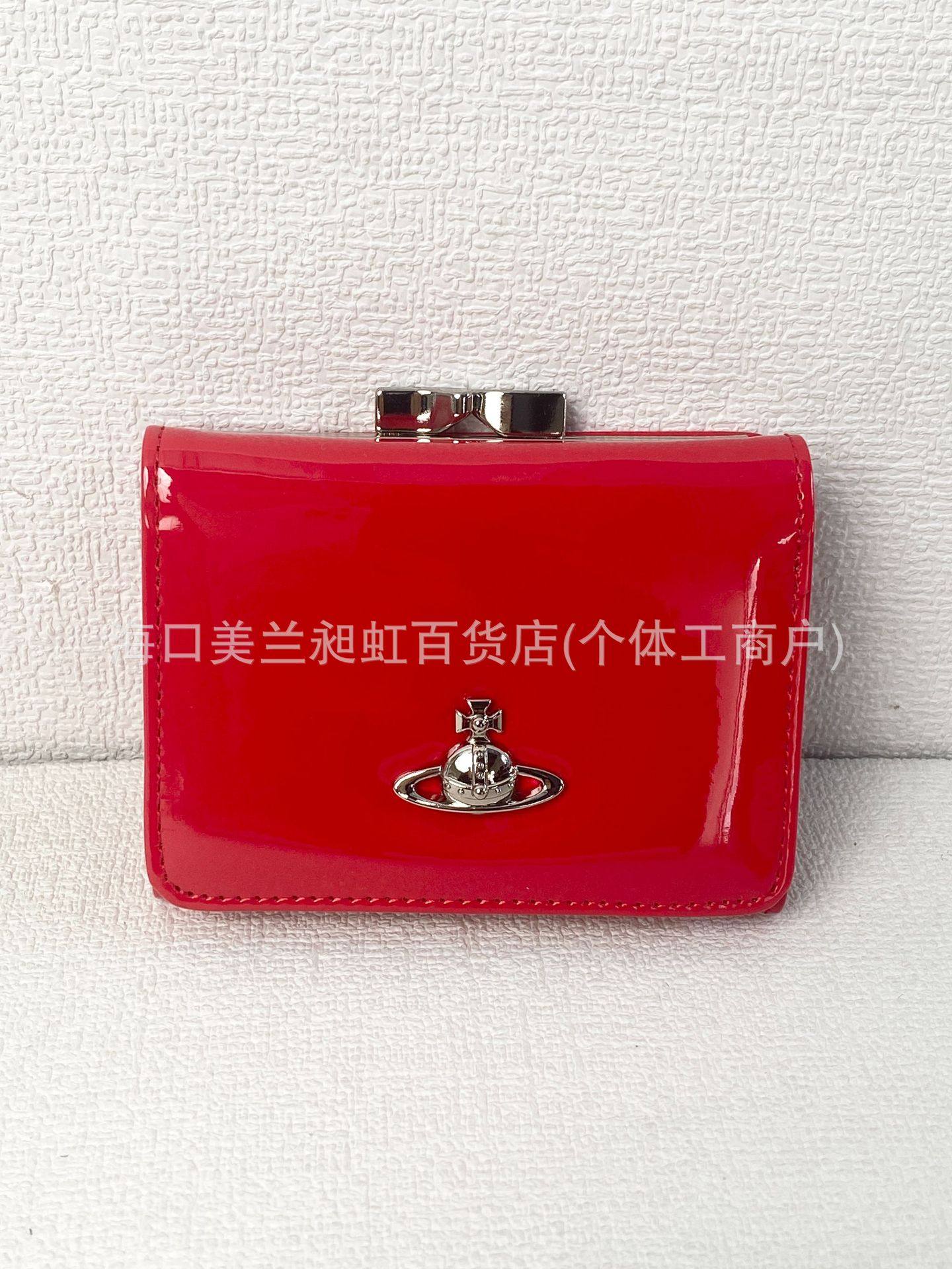 赤いエナメル財布