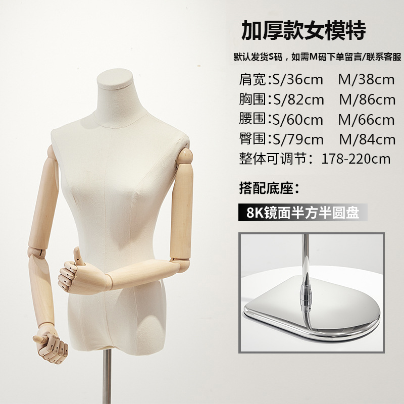 無垢材の手 + 厚みのあるシルバーのハーフディスク
