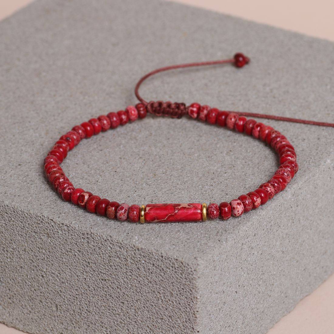 赤いチューブビーズ