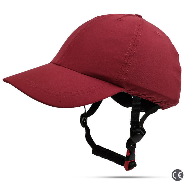 ワインレッドのキャップ