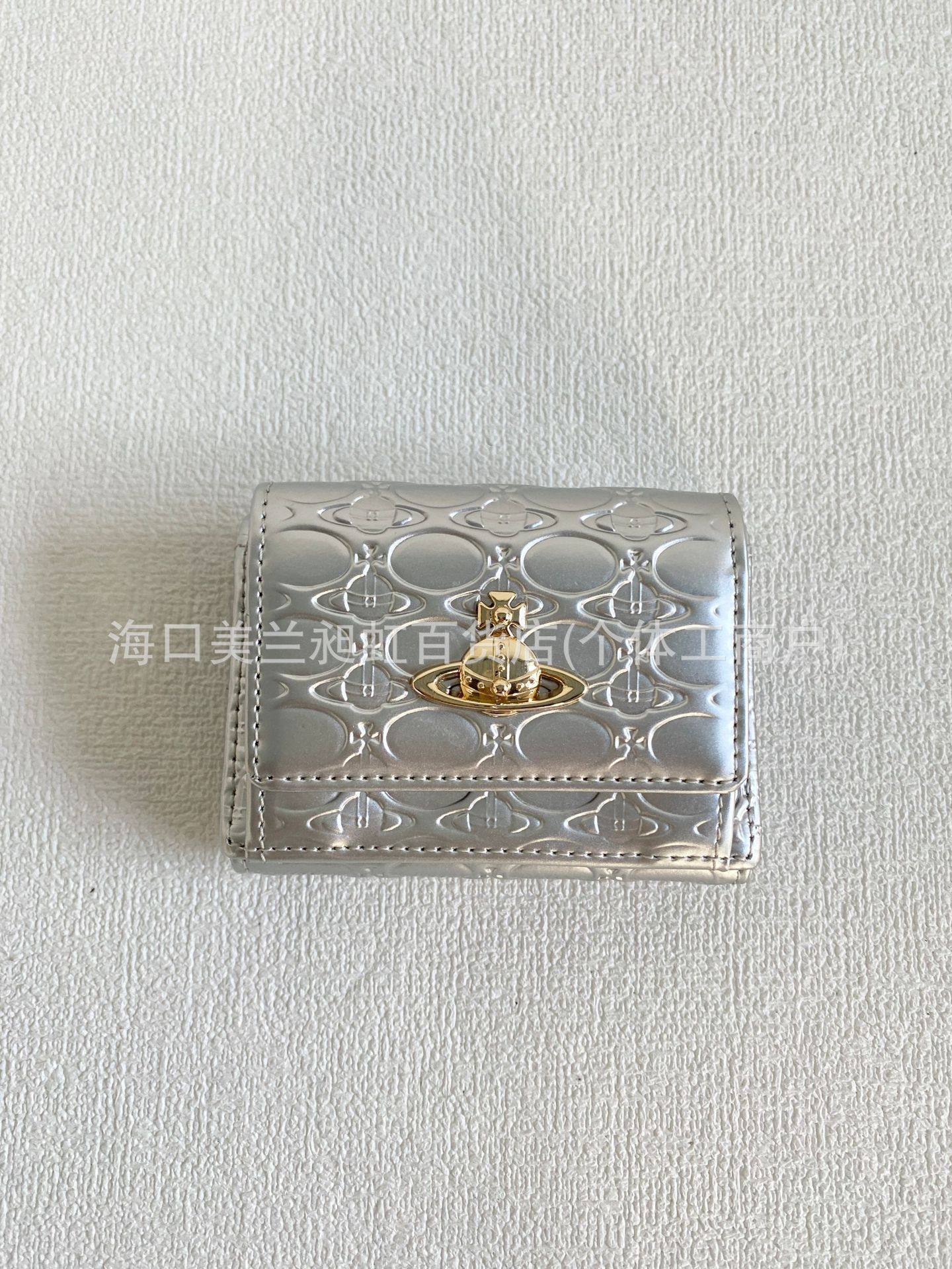 シルバー パテント レザー エンボス加工ショート ウォレット