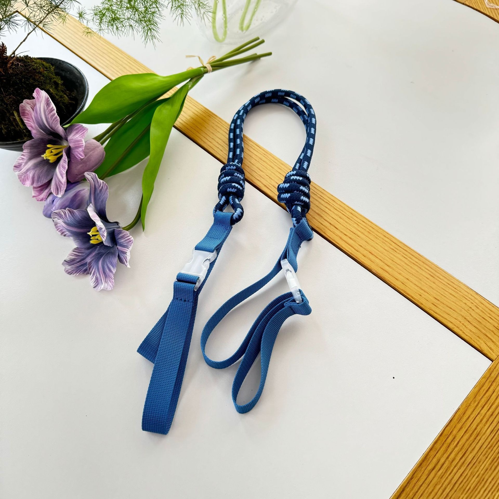 青いショルダーストラップ