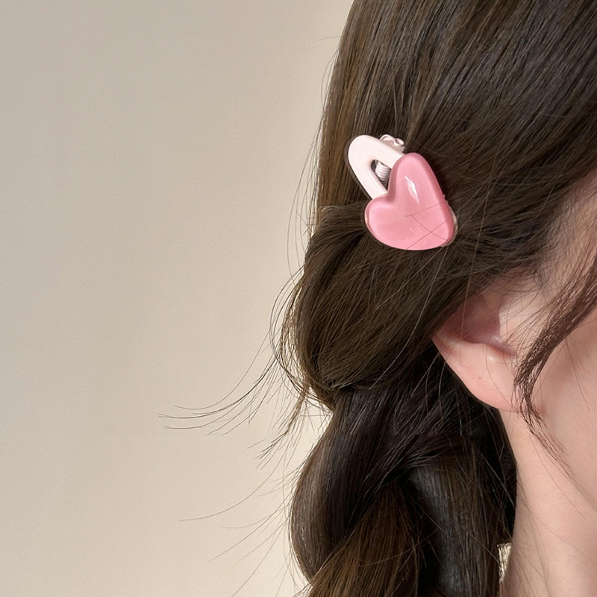 かすみピンクの透かし彫りクリップ