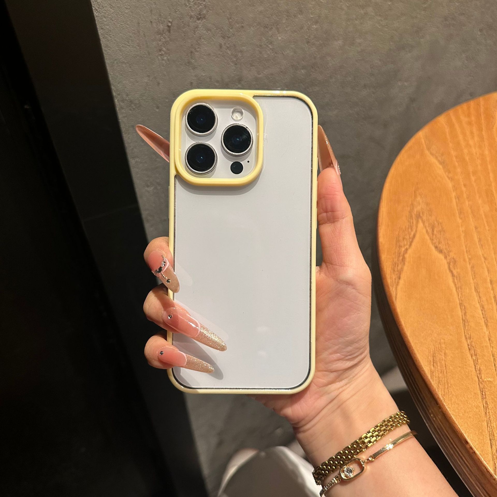 黄色の溝付きアクリル