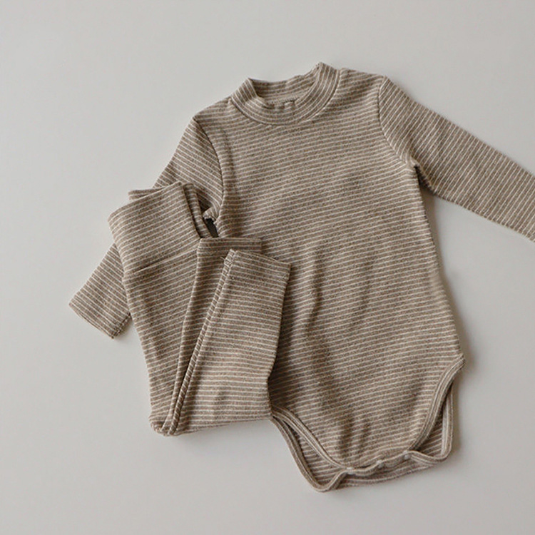 薄いカレー色の連体服