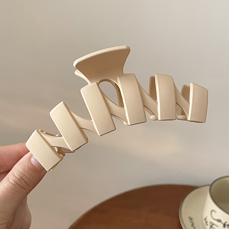 37 # 不規則なベージュ色のクリップ