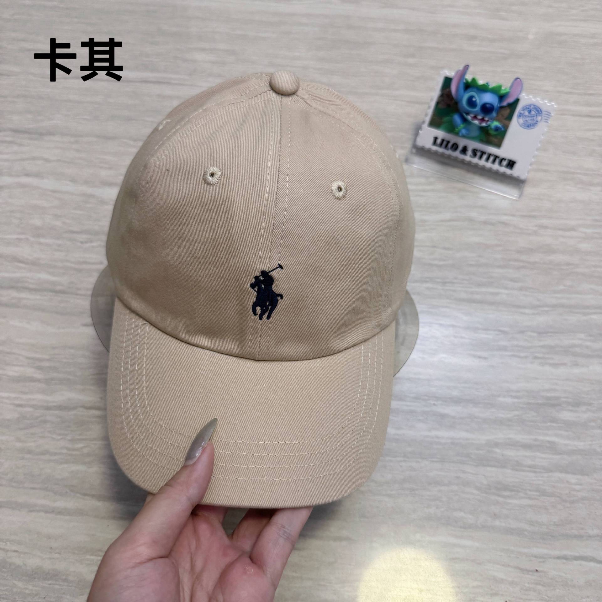 カーキ